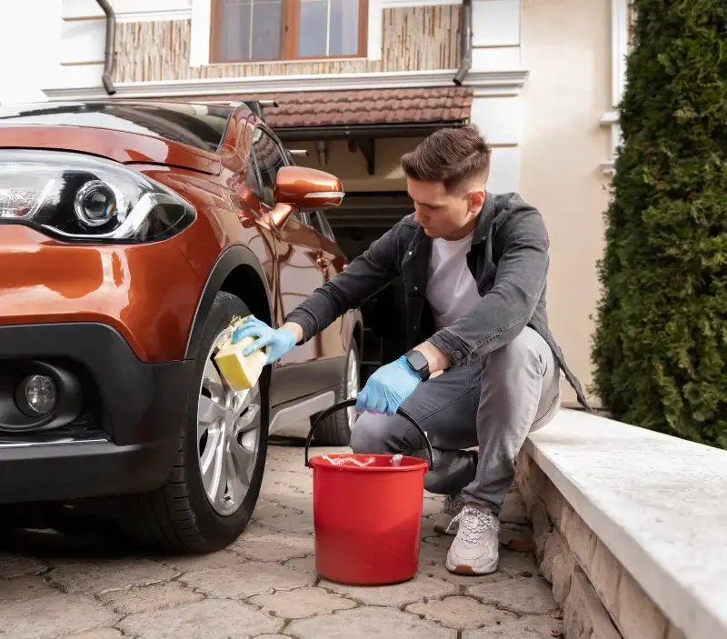 Lavage auto à domicile Villalier : professionnel intervenant sur un véhicule